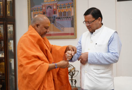 मुख्यमंत्री श्री पुष्कर सिंह धामी को रक्षाबंधन के पावन पर्व पर पर संत महात्माओं ने रक्षा सूत्र बांधकर उनके दीर्घायु की कामना की है।